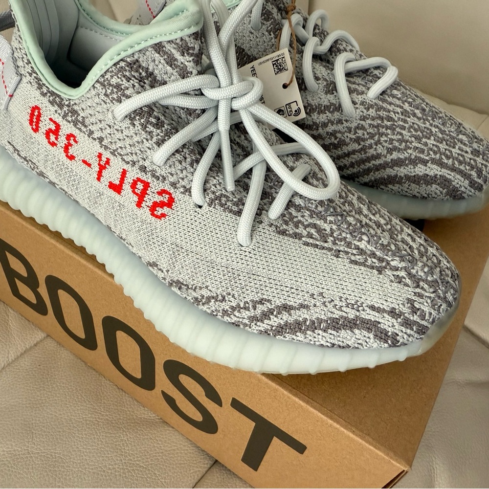 NIB Yeezy boost 350 v2 size 5.5 (men)